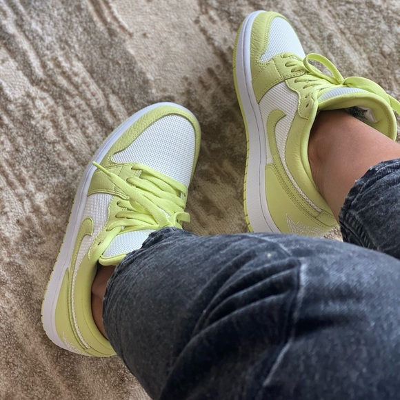NEW Jordan 1 Low limelight (W) in BOX - Picture 4 of 6